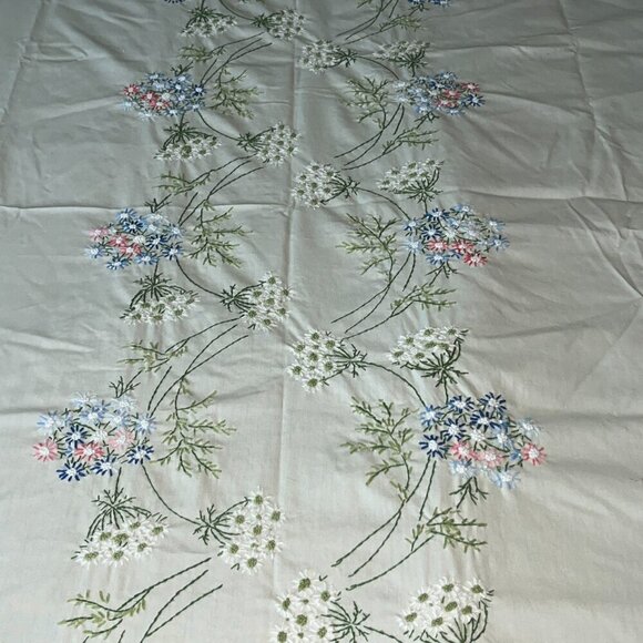 Hand Embroidered Scalloped Edge XL 57" X 100" Tablecloth Floral Pattern Linens - Picture 6 of 16